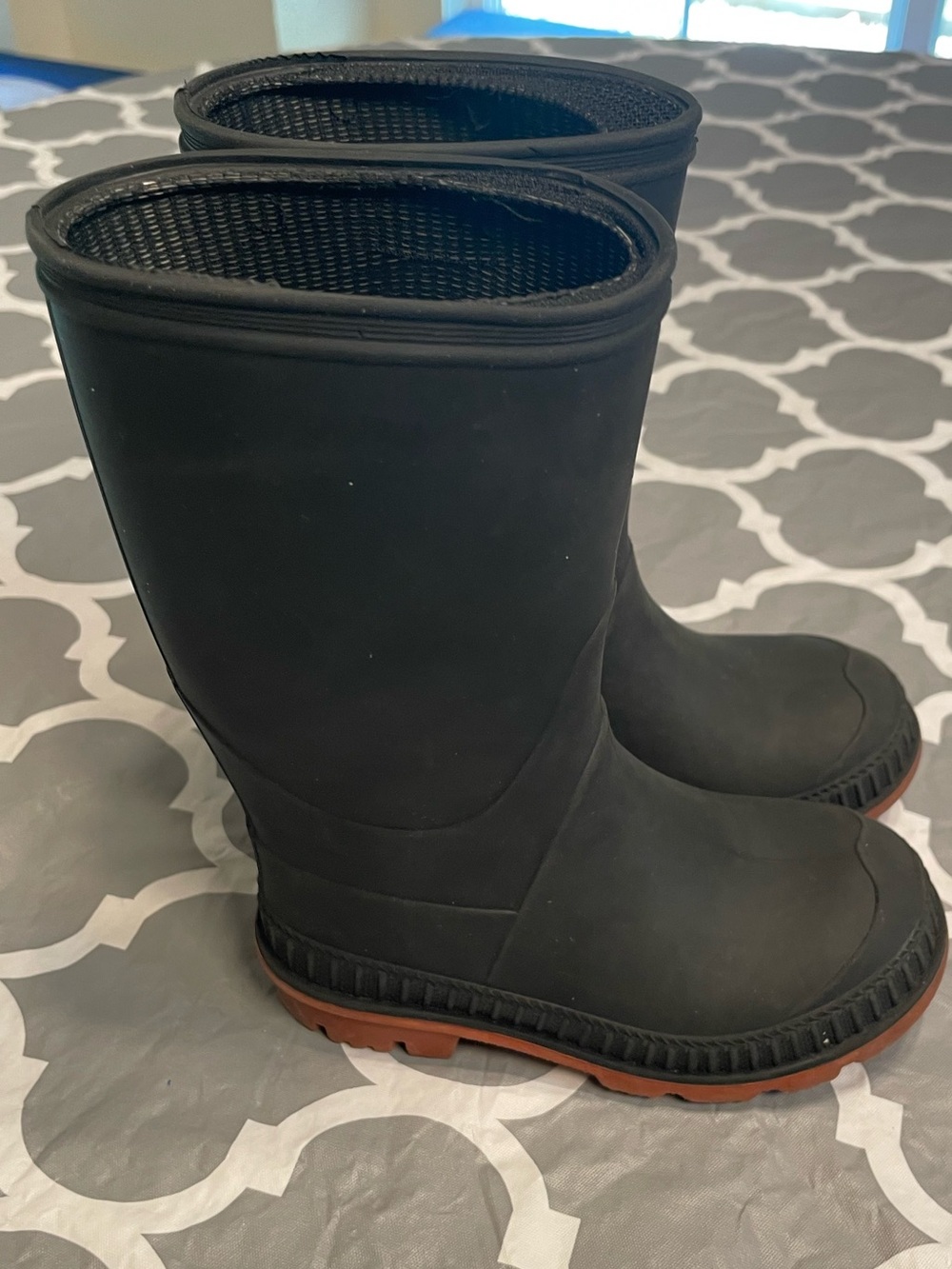 Toddler 7-8 waterproof Black Rain & Snow Boots with Brown Outsole